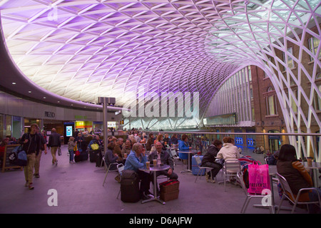 London, Vereinigtes Königreich, Dach-Neubau in der Kings Cross Station Stockfoto