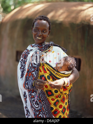 Massai Frau mit Baby, Masai Mara National Reserve, Narok County, Republik Kenia Stockfoto