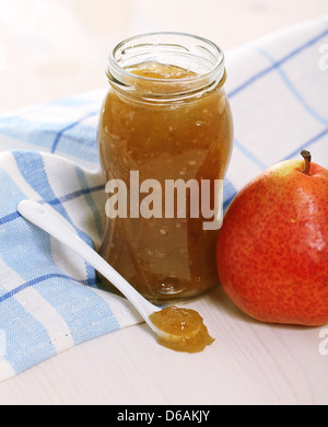 Birne Marmelade auf dem Holztisch Stockfoto