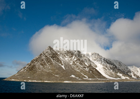 Norwegen, Svalbard-Archipel, Spitzbergen, Liefdefjorden. Über eine robuste Gletscherlandschaft wirbelnden Wolken. Stockfoto