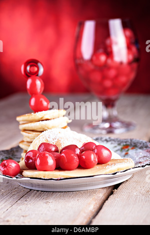 Pfannkuchen mit Kirschen Stockfoto