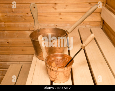 Zwei Eimer Wasser mit Schöpfkellen in der Innenansicht der finnischen sauna Stockfoto