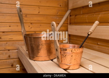 Zwei Eimer Wasser mit Schöpfkellen in der Innenansicht der finnischen sauna Stockfoto