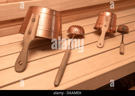 Zwei Eimer Wasser mit Schöpfkellen in der Innenansicht der finnischen sauna Stockfoto