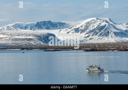 Norwegen, Svalbard-Archipel, Spitzbergen, Liefdefjorden. Wissenschaftliche Forschungsschiff Kreuzfahrten durch ein Fjord mit einem Rückzug Stockfoto