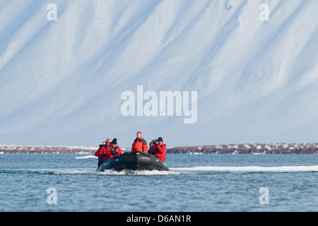 Norwegen, Spitzbergen, Spitzbergen, Liefdefjorden, Andoyane Insel. Schlauchboote mit Touristen gefüllt Aussteigen aus einer Kreuzfahrt Stockfoto