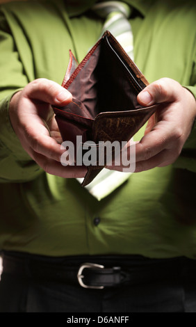 Schlechte Wirtschaft, vertreten durch leere Brieftasche in das Unternehmer Hände Stockfoto