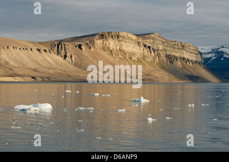 Norwegen, Spitzbergen, Spitzbergen, Templefjorden, Tunabreen. Schöne zerklüftete Landschaft des riesigen Gletschers Tunabreen. Stockfoto