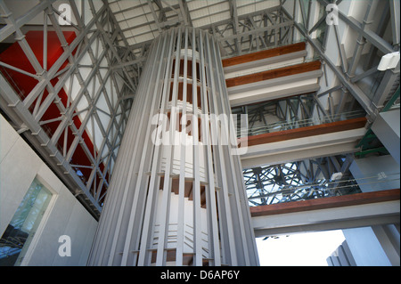 Wendeltreppe im Inneren des Gran Museo del Mundo Maya oder Grand Museum der Maya Welt in Merida, Yucatan, Mexiko Stockfoto