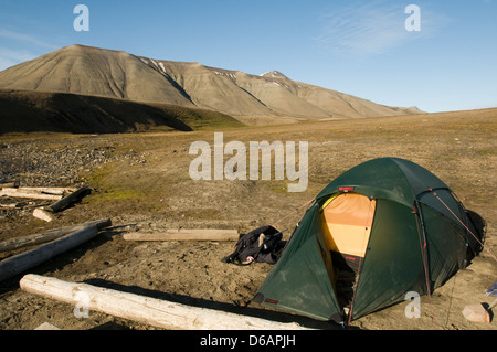 Norwegen, Svalbard-Archipel, Spitzbergen, Sassenfjorden. Sommer Backcountry Campingplatz mit Zelt an der Küste entlang. Stockfoto