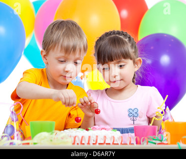 Kinder Jungen und Mädchen auf Party Geburtstag Kuchen essen Stockfoto