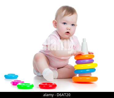 Kind spielt mit bunten Spielzeug isoliert auf weiss Stockfoto