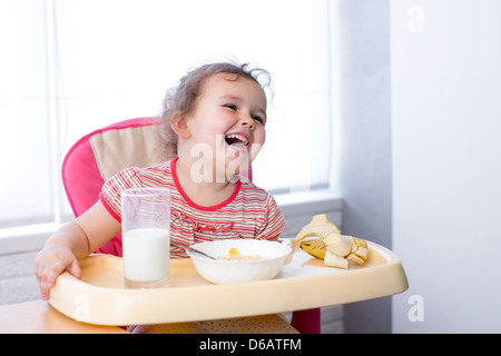 Kind Mädchen gesunder Ernährung Stockfoto