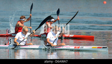 Franziska Weber (R) und Tina Dietze Deutschlands konkurrieren während der Frauen Kajak Doppel (K2) 500-Meter-Finale bei den Kanu-Veranstaltungen in Eton Dorney bei London 2012 Olympischen Spielen in London, Vereinigtes Königreich, 9. August 2012. Foto: Peter Kneffel Dpa +++(c) Dpa - Bildfunk +++ Stockfoto