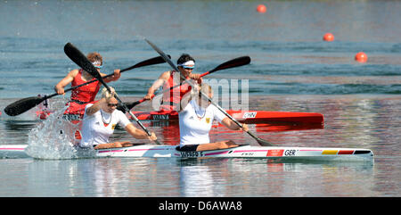 Franziska Weber (R) und Tina Dietze Deutschlands konkurrieren während der Frauen Kajak Doppel (K2) 500-Meter-Finale bei den Kanu-Veranstaltungen in Eton Dorney bei London 2012 Olympischen Spielen in London, Vereinigtes Königreich, 9. August 2012. Foto: Peter Kneffel Dpa +++(c) Dpa - Bildfunk +++ Stockfoto