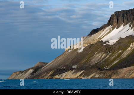 Norwegen, Svalbard-Archipel Spitzbergen. Schroffe Küstenlandschaft lange geschnitzt von Gletschern. Stockfoto