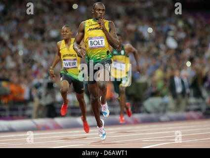 Jamaikas Usain Bolt (C) gewinnt 200 m-Finale der Männer während der London 2012 Olympische Spiele Leichtathletik, Leichtathletik-Veranstaltungen im Olympiastadion, London, Vereinigtes Königreich, 9. August 2012. Foto: Michael Kappeler Dpa +++(c) Dpa - Bildfunk +++ Stockfoto