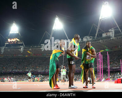 Bronzemedaillen-Gewinner Warren Weir (L-R), Goldmedaillengewinner Usain Bolt und Yohan Blake von Jamaika Silbermedaillen-Gewinner nach den Herren 200m Finale während der London 2012 Olympische Spiele Athletics, Track &amp; Field Veranstaltungen im Olympiastadion, London, Vereinigtes Königreich feiern, 9. August 2012. Foto: Michael Kappeler Dpa +++(c) Dpa - Bildfunk +++ Stockfoto