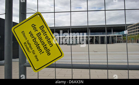 Das Terminal des neuen Hauptstadt-Flughafens Brandenburg Willy Brandt (BER) wird in Schönefeld, Deutschland, 10. August 2012 geschlossen. Finanzausschuss des Aufsichtsrats des Flughafens, unter dem Vorsitz von Brandenburgs Minister der Finanzen Markov, tritt heute um Lösungen für Probleme betreffend den Bau und die Finanzierung des Flughafens zu erörtern. Foto: PATRICK PLEUL Stockfoto