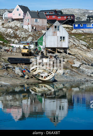 Die kleine Inuit-Jagd-Siedlung Tiniteqilaaq hat etwa 120 Einwohner am Sermilik Fjord, der mit zahllosen Eisberge im Stadtteil Ammassalik Osten Grönlands, Grönland, Dänemark, 17. Juli 2012 fällt. Foto: Patrick Pleul Stockfoto