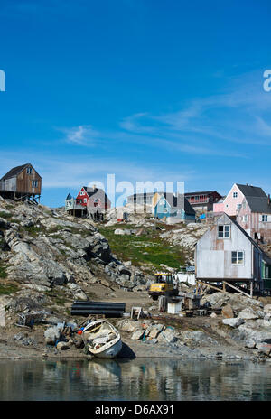 Die kleine Inuit-Jagd-Siedlung Tiniteqilaaq hat etwa 120 Einwohner am Sermilik Fjord, der mit zahllosen Eisberge im Stadtteil Ammassalik Osten Grönlands, Grönland, Dänemark, 17. Juli 2012 fällt. Foto: Patrick Pleul Stockfoto