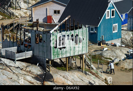 Die kleine Inuit-Jagd-Siedlung Tiniteqilaaq hat etwa 120 Einwohner am Sermilik Fjord, der mit zahllosen Eisberge im Stadtteil Ammassalik Osten Grönlands, Grönland, Dänemark, 17. Juli 2012 fällt. Foto: Patrick Pleul Stockfoto