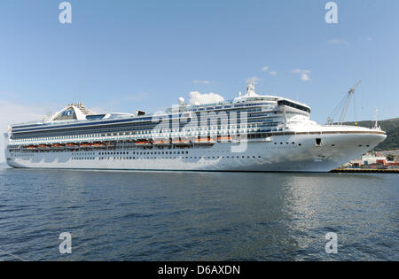 Das Kreuzfahrtschiff "Grand Princess" ist in den Straßen in Bergen, Norwegen, 5. Juli 2012 verankert. Foto: Britta Pedersen Stockfoto