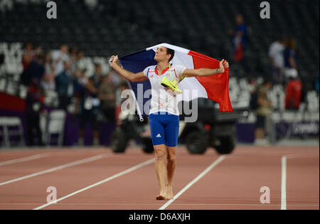 Goldmedaillen-Gewinner Renaud Lavillenie Frankreichs feiert nach der Männer Stabhochsprung-Finale von London 2012 Olympische Spiele Leichtathletik, Leichtathletik-Veranstaltungen im Olympiastadion, London, Großbritannien, 10. August 2012. Foto: Marius Becker Dpa +++(c) Dpa - Bildfunk +++ Stockfoto