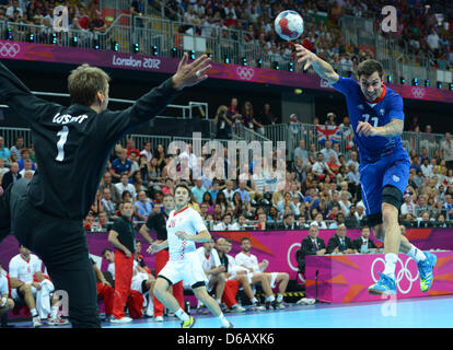 Von Samuel Honrubia (R) Frankreich versucht, gegen Torwart Venio Losert Kroatien während der Herren-Handball-Halbfinale zwischen Frankreich und Kroatien im Basketball-Arena auf die 2012 Olympischen Spiele in London, London, Großbritannien, 10. August 2012 zu erzielen. Foto: Jochen Luebke Dpa +++(c) Dpa - Bildfunk +++ Stockfoto