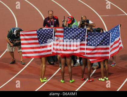 Die Vereinigten Staaten-4x100m-Staffel von Allyson Felix, Carmelita Jeter, Bianca Knight und Tianna Madison feiern ihre Goldmedaille in Weltrekordzeit von London 2012 Olympische Spiele Leichtathletik, Leichtathletik-Veranstaltungen im Olympiastadion, London, Großbritannien, 10. August 2012. Foto: Christian Charisius Dpa +++(c) Dpa - Bildfunk +++ Stockfoto