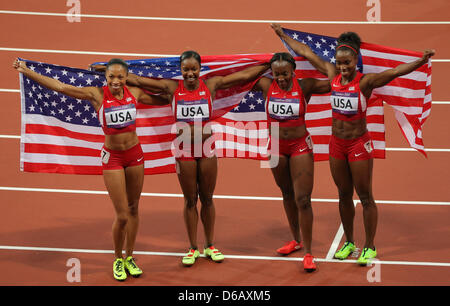 Die Vereinigten Staaten-4x100m-Staffel von Allyson Felix, Carmelita Jeter, Bianca Knight und Tianna Madison feiern ihre Goldmedaille in Weltrekordzeit von London 2012 Olympische Spiele Leichtathletik, Leichtathletik-Veranstaltungen im Olympiastadion, London, Großbritannien, 10. August 2012. Foto: Christian Charisius Dpa +++(c) Dpa - Bildfunk +++ Stockfoto