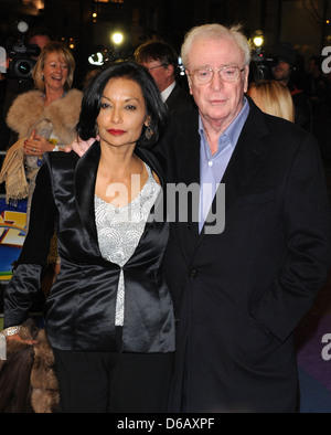 Sir Michael Caine und Frau Shakira Baksh "The Wizard of Oz" drücken Nacht im Palladium TheatreArrivals statt. London, Stockfoto