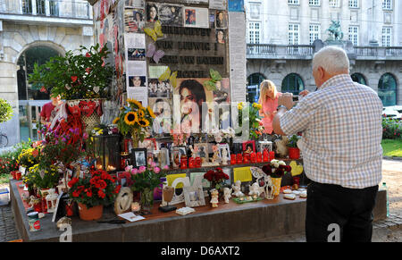 Ein Tourist nimmt ein Foto einer Gedenkstätte für die Fans des King of Pop Michael Jackson in München, Deutschland, 10. August 2012. Der Sänger starb am 25. Juni 2009 in Los Angeles. Foto: Ursula Düren Stockfoto