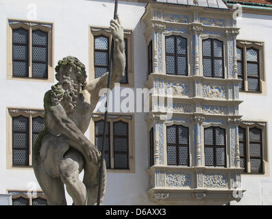 Ein Blick auf den Innenhof des Renaissance Schloss Hartenfels ist in Torgau, Deutschland, 4. August 2012 abgebildet. Der Bau des Schlosses begann im 15. Jahrhundert und es ist die größte noch existierende Paläste der Frührenaissance in Deutschland. Foto: Jens Kalaene Stockfoto