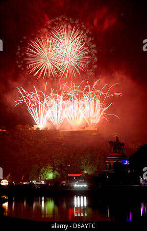 Feuerwerk über dem beleuchteten Ehrenbreitstein Schloss am Ende der "Rhein in Flammen" gesehen werden (Rhein in Flammen) Veranstaltung in Koblenz, Deutschland, 11. August 2012. In der Front, die William ich Denkmal am Deutschen Eck (Deutsches Eck) gesehen. Foto: Thomas Frey Stockfoto