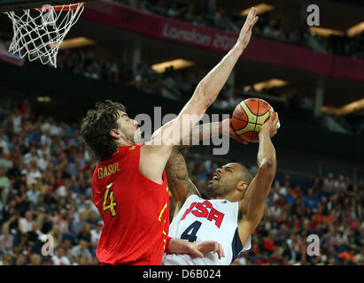 Tyson Chandler von USA (R) in Aktion gegen Pau Gasol von Spanien während der letzten Basketballspiel in North Greenwich Arena auf die 2012 Olympischen Spiele in London, London, Großbritannien, 12. August 2012. Foto: Friso Gentsch Dpa +++(c) Dpa - Bildfunk +++ Stockfoto