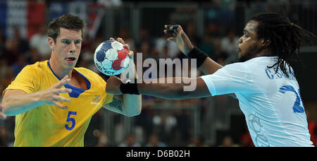 Schwedens Kim Andersson (L) und Cedric Sorhaindo von Frankreich wetteifern um die Kugel während der Herren Handball Gold Medal Match zwischen Schweden und Frankreich auf die 2012 Olympischen Spiele in London, London, Großbritannien, 12. August 2012. Foto: Christian Charisius Dpa +++(c) Dpa - Bildfunk +++ Stockfoto