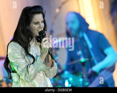 Berlin, Deutschland, 15. April 2013. US-amerikanische Sängerin Lana Del Rey singt auf der Bühne das Velodrom in Berlin, Deutschland, 15. April 2013. Foto: BRITTA PEDERSEN/DPA/Alamy Live-Nachrichten Stockfoto