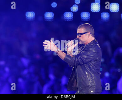 Sänger George Michael führt während der Abschlusszeremonie von London 2012 Olympische Spiele im Olympiastadion, London, Großbritannien, 12. August 2012. Foto: Michael Kappeler dpa Stockfoto