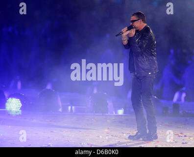 Sänger George Michael führt während der Abschlusszeremonie von London 2012 Olympische Spiele im Olympiastadion, London, Großbritannien, 12. August 2012. Foto: Michael Kappeler dpa Stockfoto