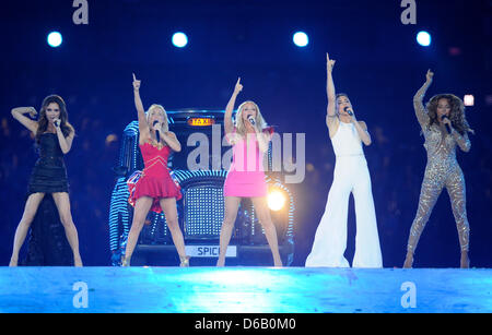 Die Spice Girls mit Victoria Beckham (L-R), Geri Halliwell, Emma Bunton, Melanie Chisholm, Melanie Brown führen während der Abschlusszeremonie von London 2012 Olympische Spiele im Olympiastadion, London, Großbritannien, 12. August 2012. Foto: Marius Becker Dpa +++(c) Dpa - Bildfunk +++ Stockfoto