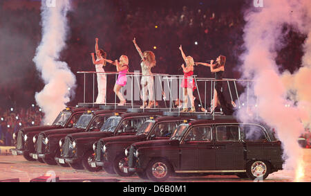 Die Spice Girls mit (R-L) Victoria Beckham, Melanie Brown, Geri Halliwell, Emma Bunton, Melanie Chisholm führen während der Abschlusszeremonie von London 2012 Olympische Spiele im Olympiastadion, London, Großbritannien, 12. August 2012. Foto: Michael Kappeler dpa Stockfoto