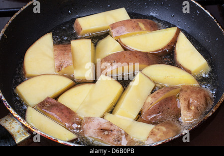 Bratkartoffeln in der Pfanne Stockfoto