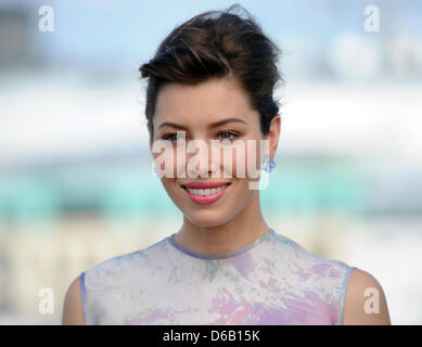 US-Schauspielerin Jessica Biel stellt für die Medien bei einem Fototermin für den Film "Total Recall" in Berlin, Deutschland, 13. August 2012. Der Film wird am 23. August 2102 in deutsche Kinos ausgestrahlt werden. Foto: BRITTA PEDERSEN Stockfoto