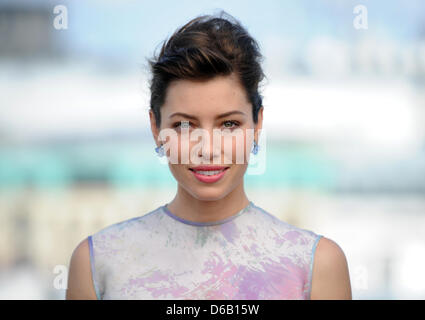 US-Schauspielerin Jessica Biel stellt für die Medien bei einem Fototermin für den Film "Total Recall" in Berlin, Deutschland, 13. August 2012. Der Film wird am 23. August 2102 in deutsche Kinos ausgestrahlt werden. Foto: BRITTA PEDERSEN Stockfoto