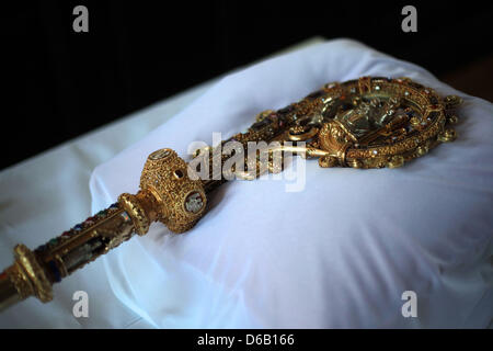 Der Bischofsstab des ehemaligen legendären Bishof von Münster, Kardinal Herzog von Galen, im Jahr 2009 gestohlen sitzt auf einem Kissen in Wuppertal, Deutschland, 13. August 2012.  Die Crozier und der Altar Kruzifix wieder aufgedreht. Foto: Oliver Berg Stockfoto