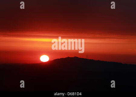 Die aufgehende Sonne erhellt den Himmel über dem Hoher Peissenberg Berg in der Nähe von Peissenberg, Deutschland, 14. August 2012.  Meteorologen prognostizieren für die kommenden Tage anhaltenden Sommerwetter in Deutschland. Foto: KARL-JOSEF HILDENBRAND Stockfoto