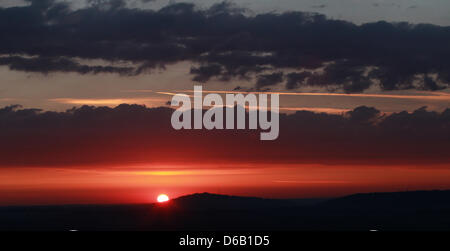 Die aufgehende Sonne erhellt den Himmel über dem Hoher Peissenberg Berg in der Nähe von Peissenberg, Deutschland, 14. August 2012.  Meteorologen prognostizieren für die kommenden Tage anhaltenden Sommerwetter in Deutschland. Foto: KARL-JOSEF HILDENBRAND Stockfoto