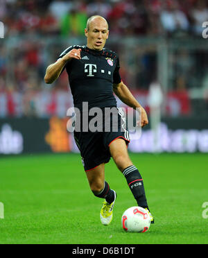 Münchens Arjen Robben spielt den Ball während der DFL-Supercup-Finale zwischen FC Bayern München und Borussia Dortmund in der Allianz Arena in München, Deutschland, 12. August 2012. Foto: Thomas Eisenhuth Stockfoto