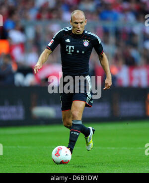 Münchens Arjen Robben spielt den Ball während der DFL-Supercup-Finale zwischen FC Bayern München und Borussia Dortmund in der Allianz Arena in München, Deutschland, 12. August 2012. Foto: Thomas Eisenhuth Stockfoto